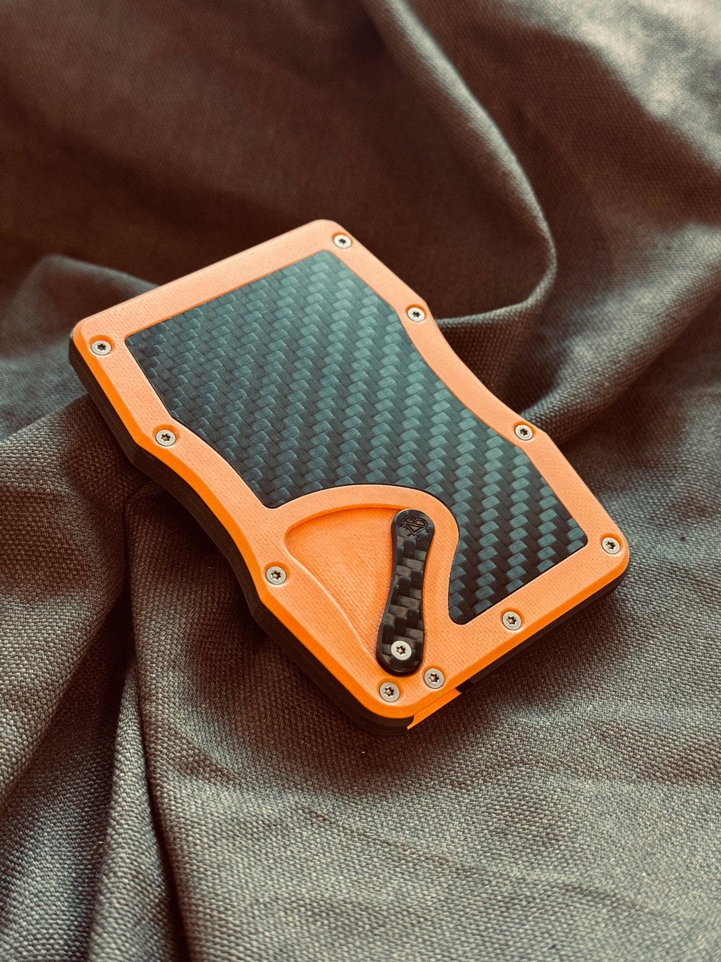 Sofort verfügbar: The Cardium Cardholder orangenes G10
