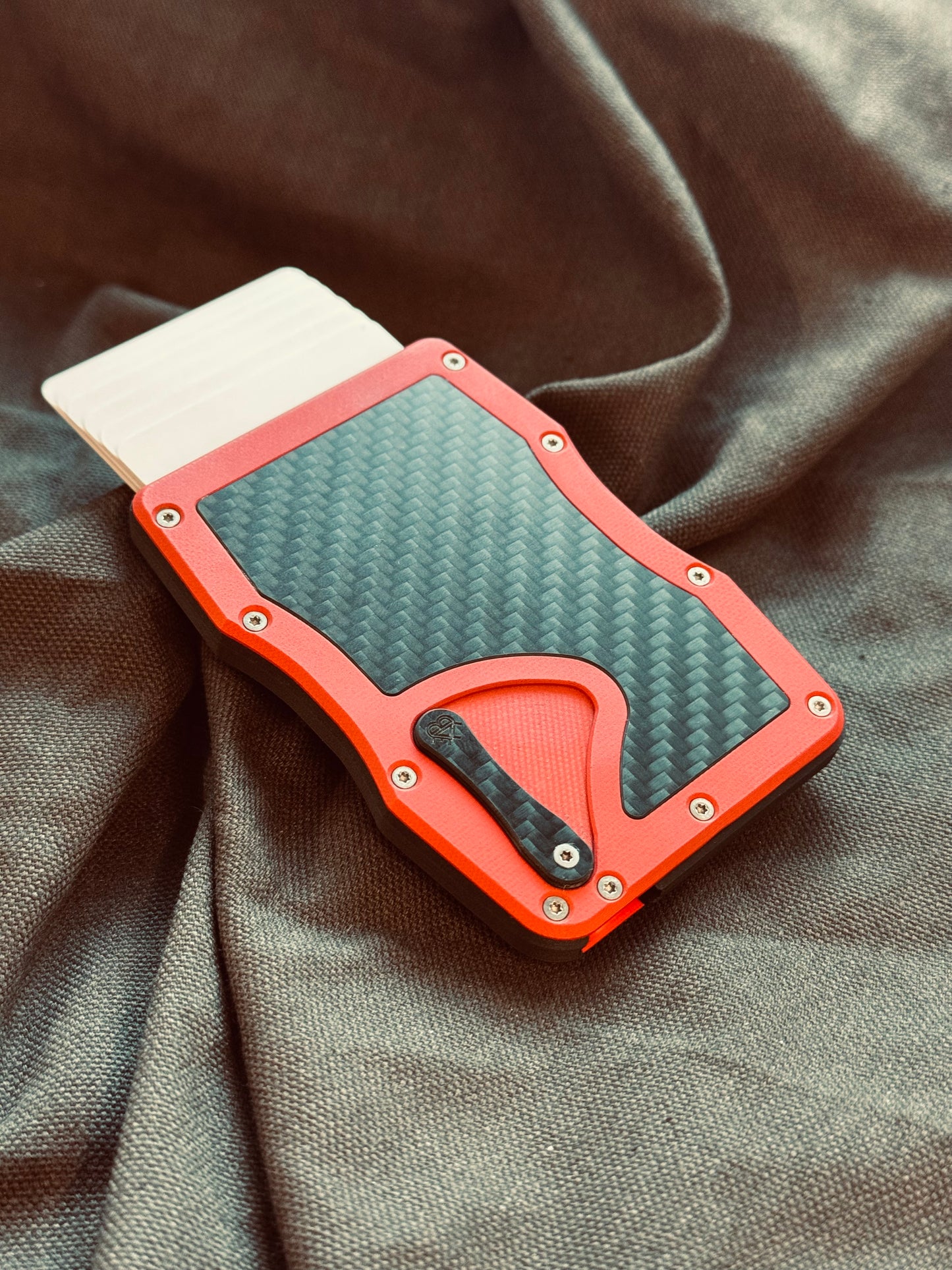 Sofort verfügbar: The Cardium Cardholder rotes G10