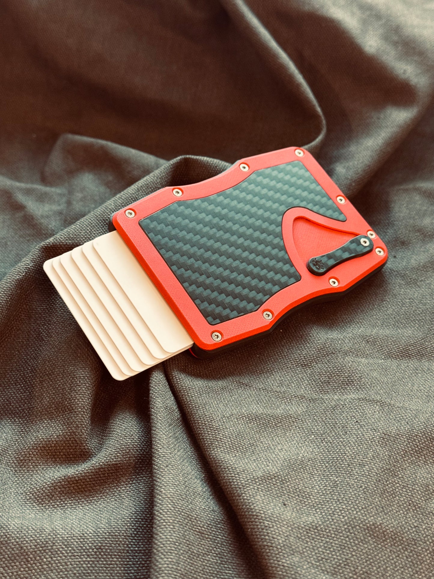 Sofort verfügbar: The Cardium Cardholder rotes G10