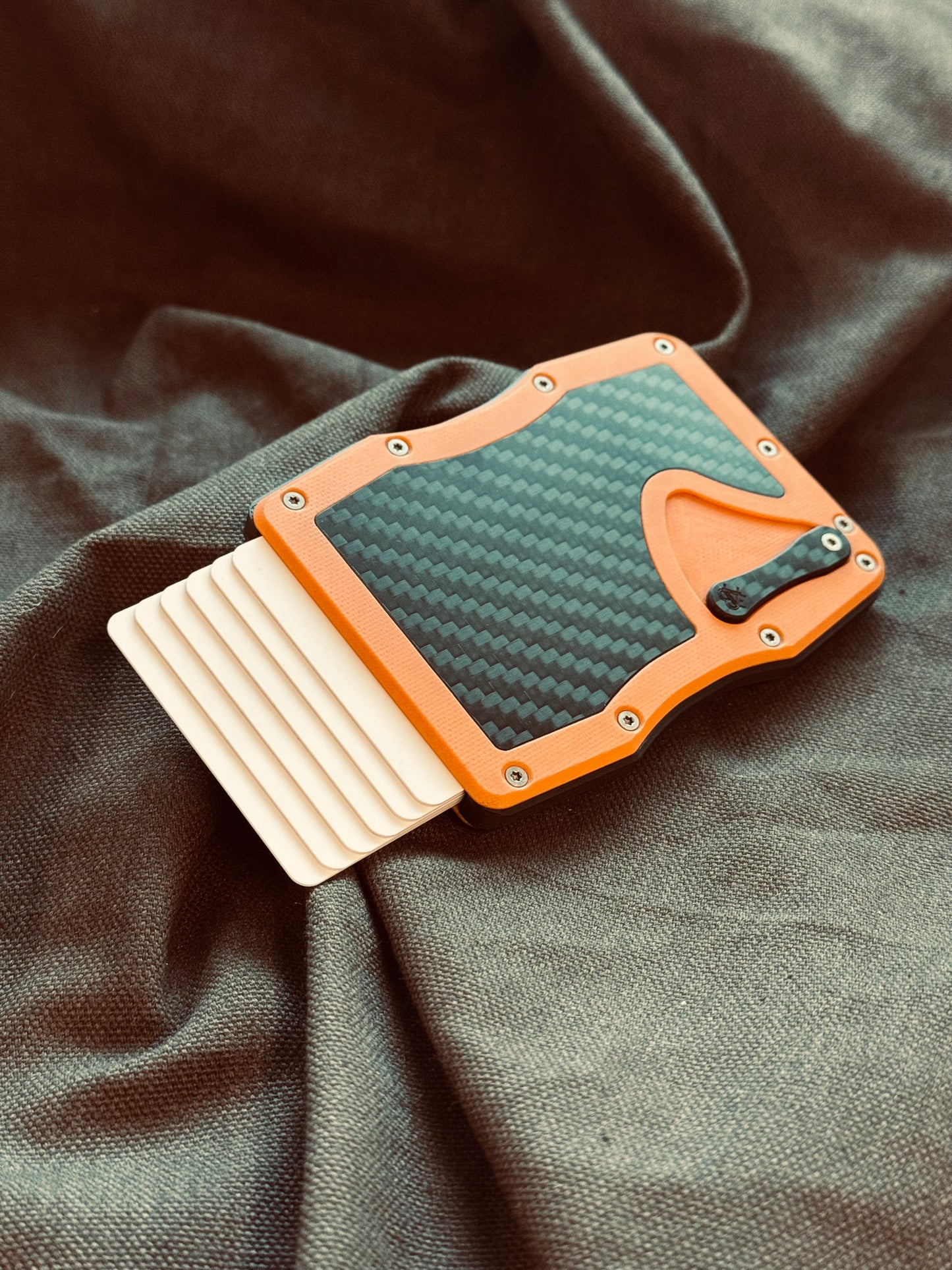 Sofort verfügbar: The Cardium Cardholder orangenes G10