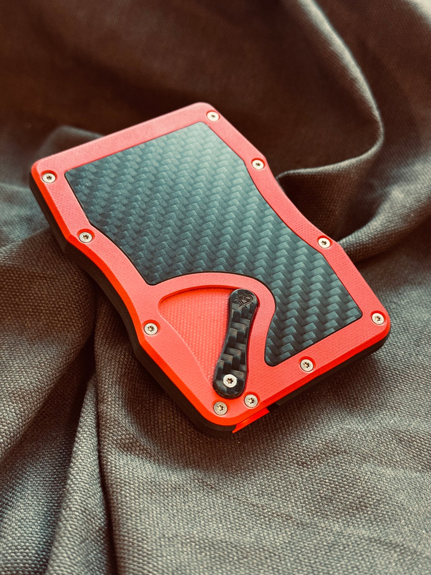 Sofort verfügbar: The Cardium Cardholder rotes G10