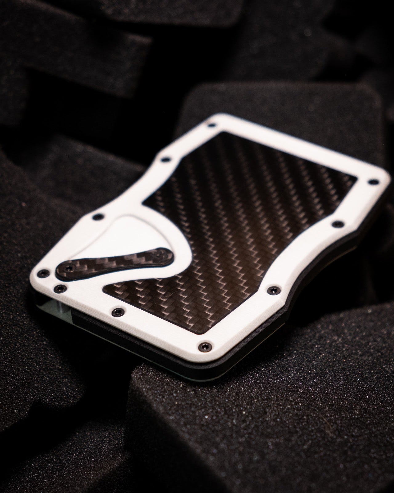 Sofort verfügbar: The Cardium Cardholder weißes G10