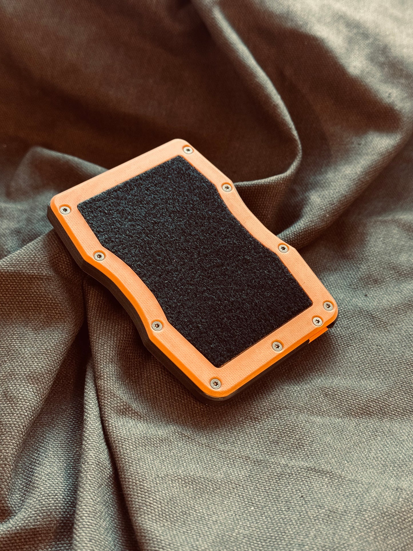 Sofort verfügbar: The Cardium Cardholder orangenes G10