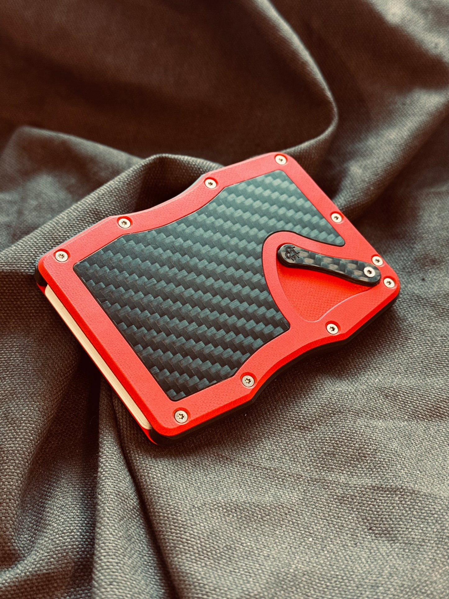 Sofort verfügbar: The Cardium Cardholder rotes G10
