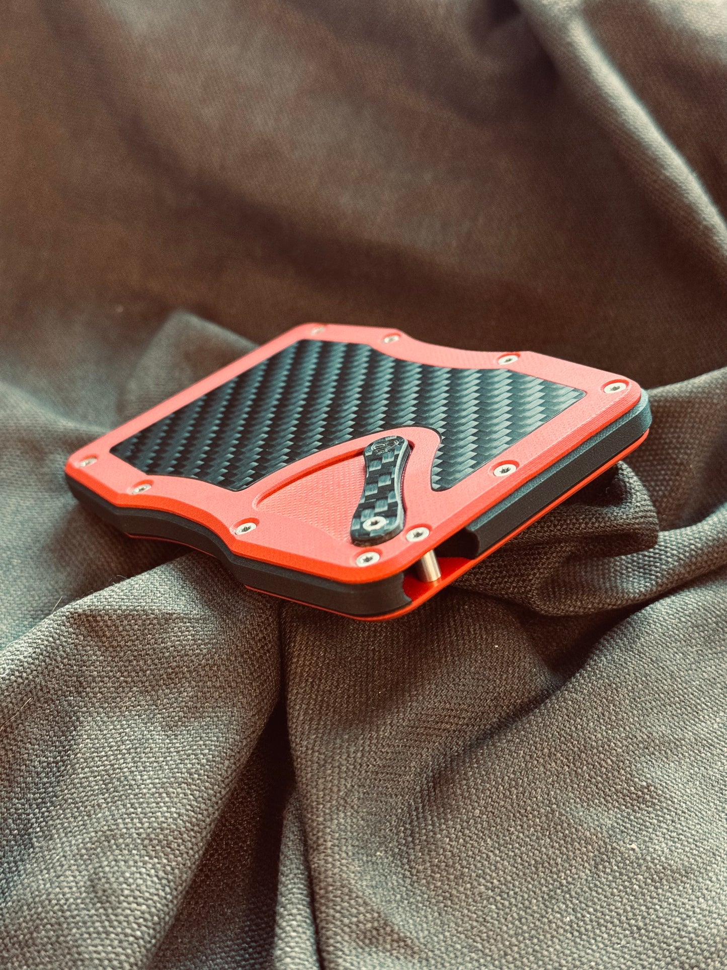 Sofort verfügbar: The Cardium Cardholder rotes G10