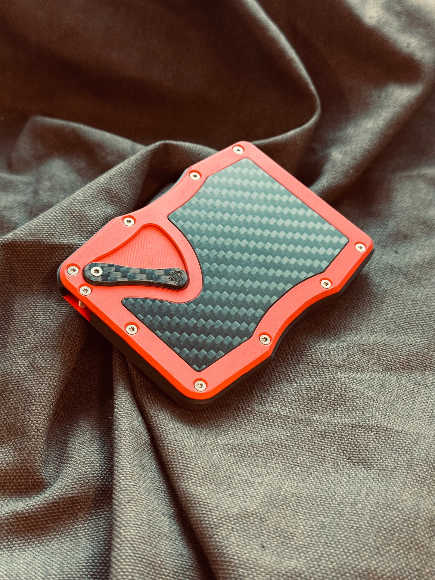 Sofort verfügbar: The Cardium Cardholder rotes G10