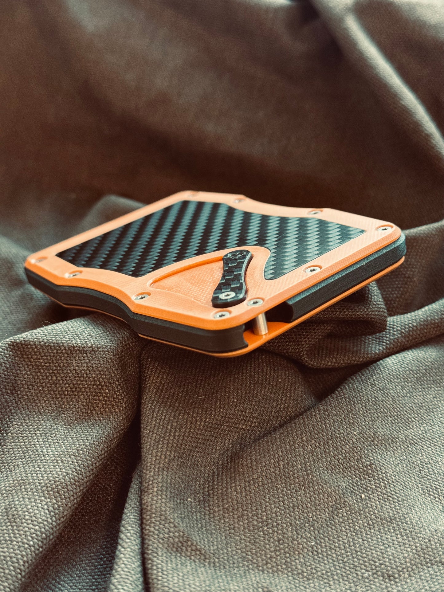 Sofort verfügbar: The Cardium Cardholder orangenes G10
