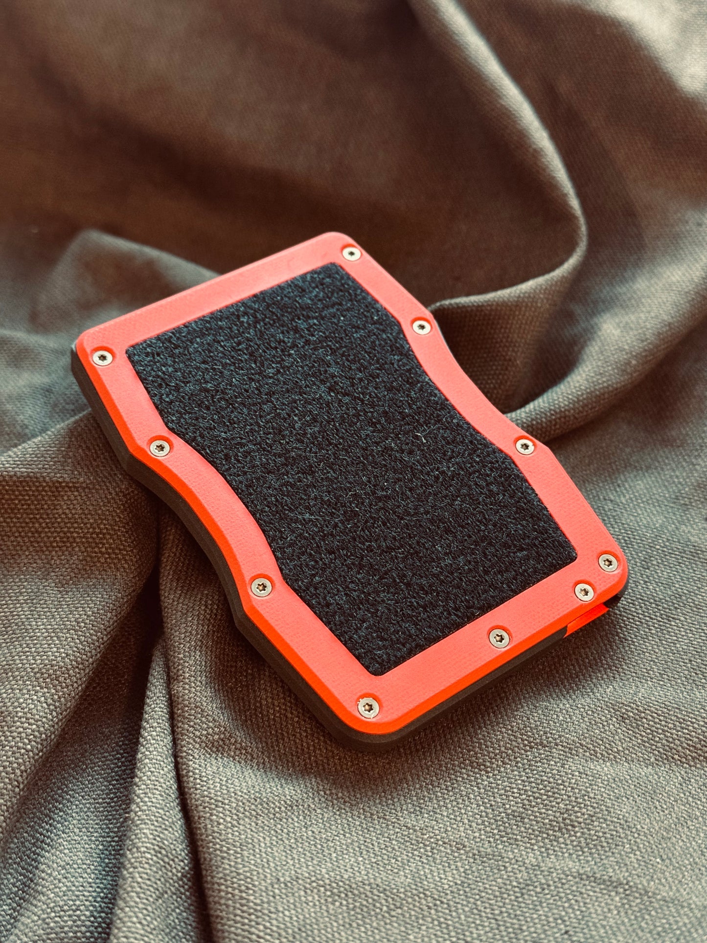 Sofort verfügbar: The Cardium Cardholder rotes G10