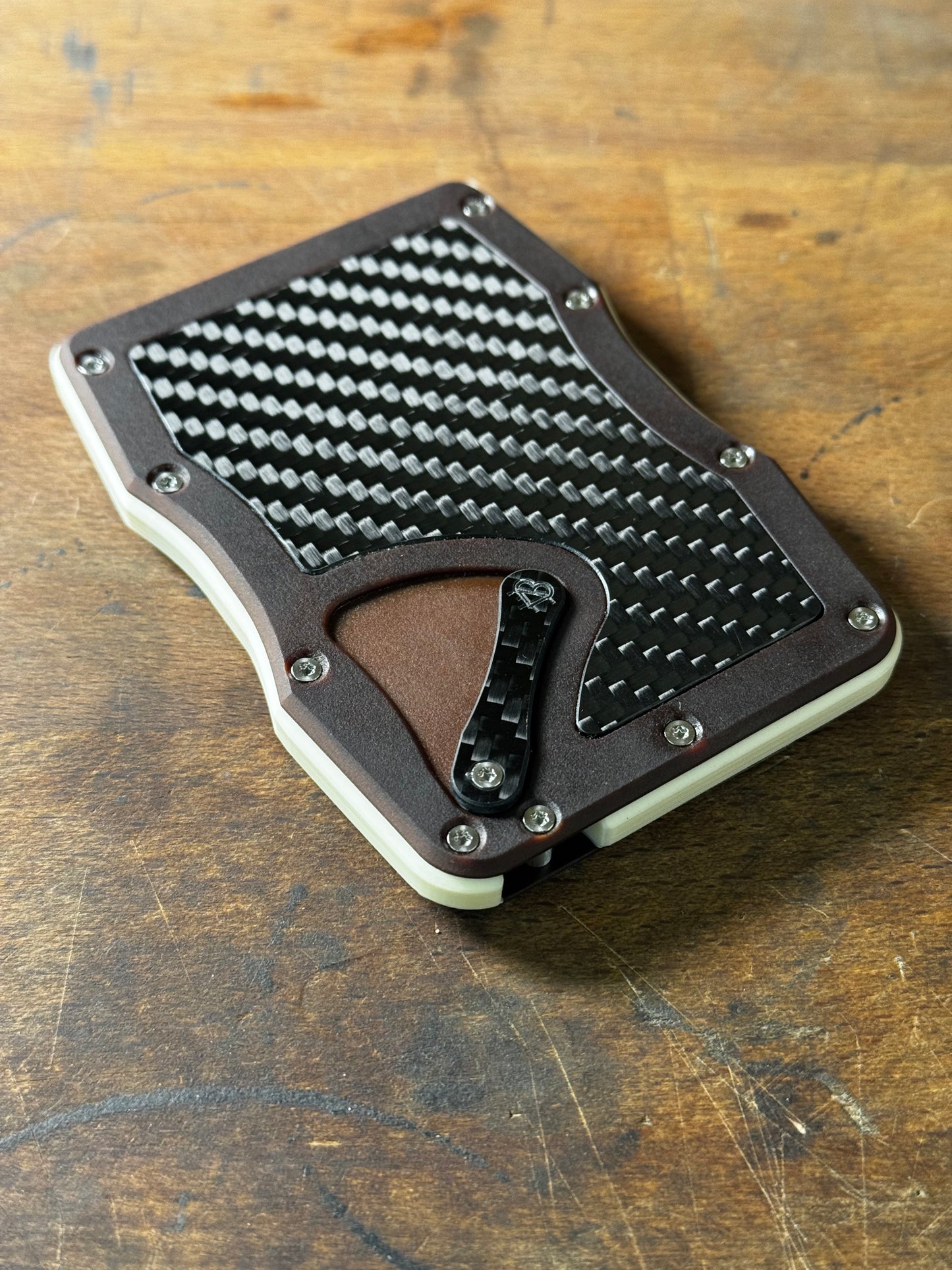 Sofort verfügbar: The Cardium Cardholder braunes Papiermicarta Carbon Inlay