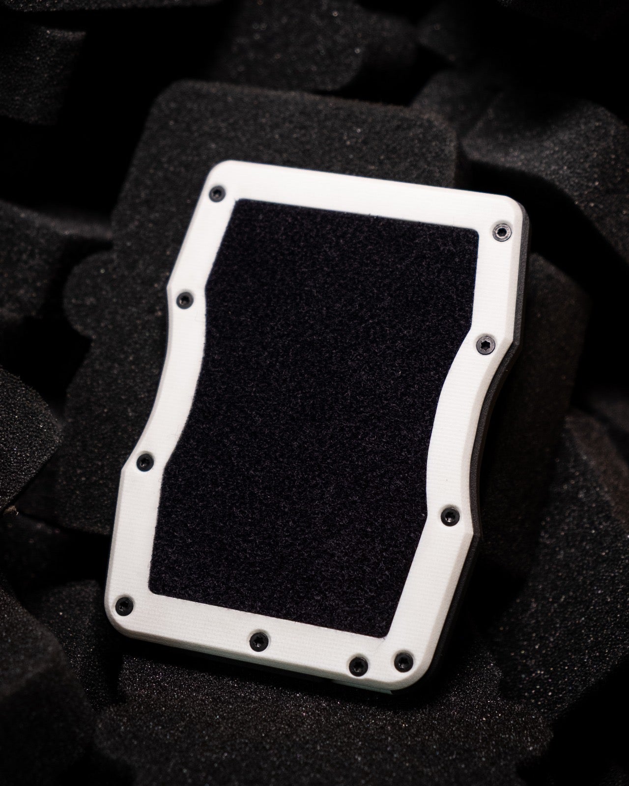 Sofort verfügbar: The Cardium Cardholder weißes G10