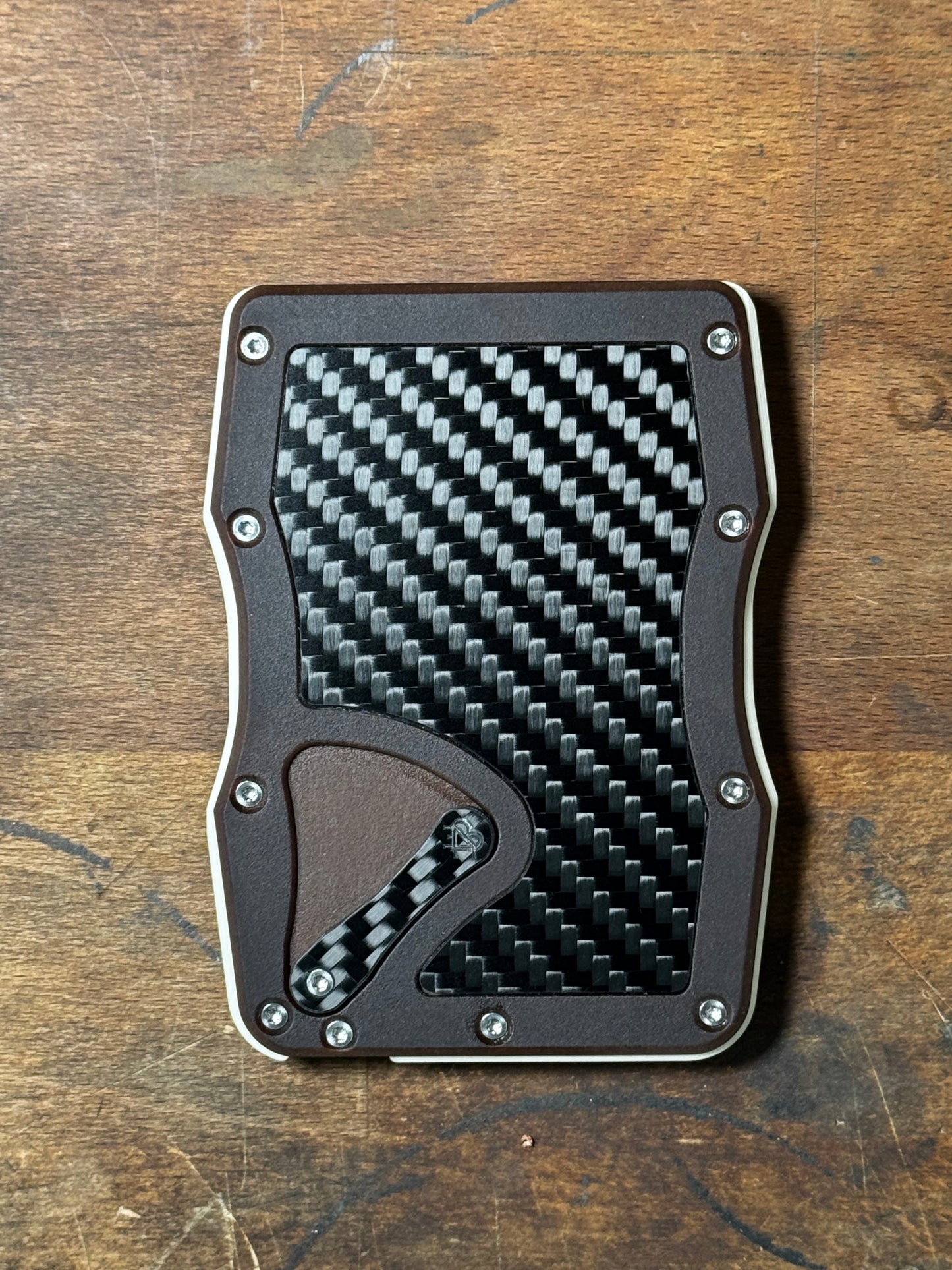 Sofort verfügbar: The Cardium Cardholder braunes Papiermicarta Carbon Inlay